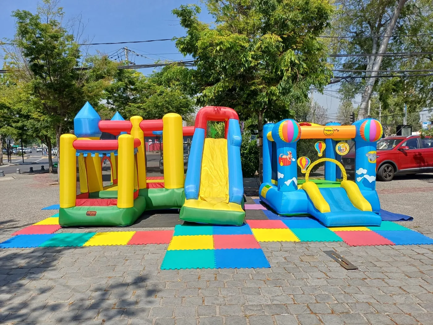 Montaje real de juegos inflables Bombaventura